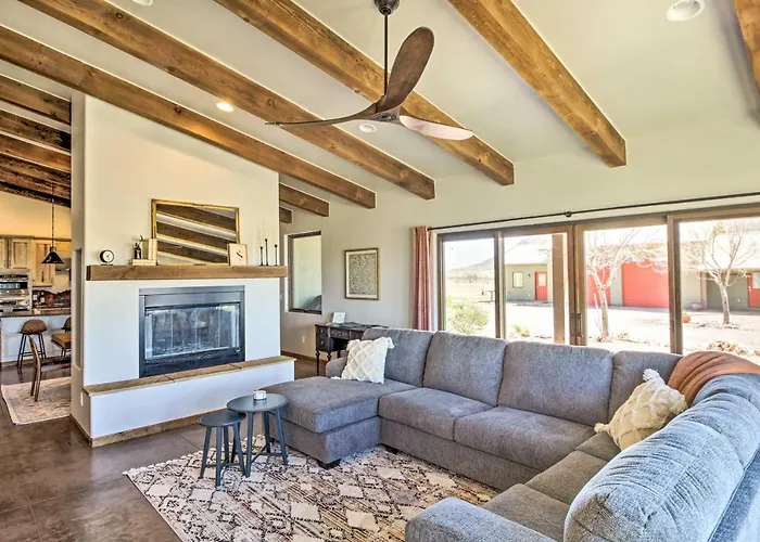 Pastoral Escape W/ Covered Patio & Grill! * Elgin