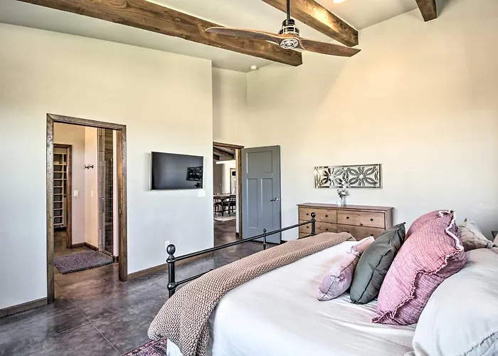 Holiday home Pastoral Escape W/ Covered Patio & Grill!